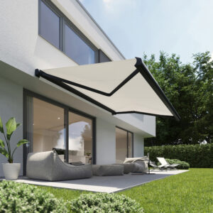 Elektrische Vollkassettenmarkise nach Maß | Schwarz matt | Ausgefahren im Garten